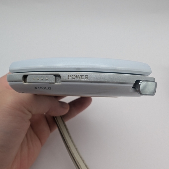 Sony PSP Playstation Portable Go N-1001 Console White with 12 GB memory card - Picture 8 of 9